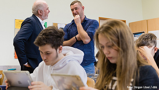 dbb Chef Ulrich Silberbach überzeugt sich von den Möglichkeiten digitaler Bildung