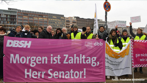 dbb Bundesvorsitzender Ulrich Silberbach auf einer Mahnwache des DBSH in Berlin dbb Bundesvorsitzender Ulrich Silberbach auf einer Demo des DBSH in Berlin