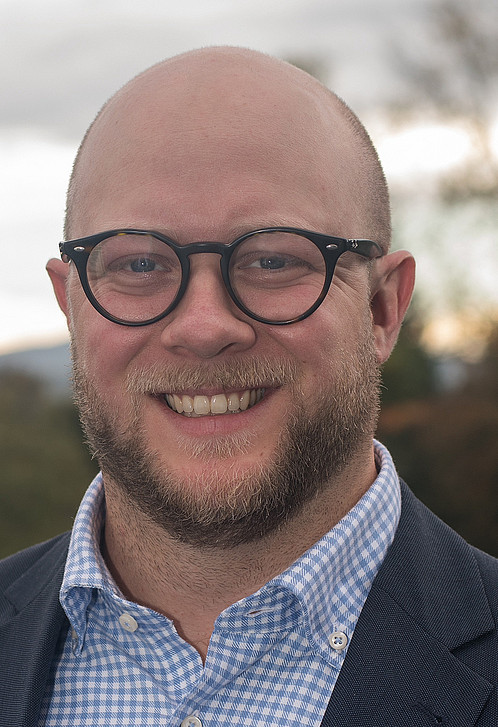 Foto zum Thema "Lebensmittelüberwachung": Zu sehen ist ein Porträt von Florian Ackens, der als Lebensmittelkontrolleur arbeitet und im Interview Einblicke in die Situation der Lebensmittelüberwachung gibt.