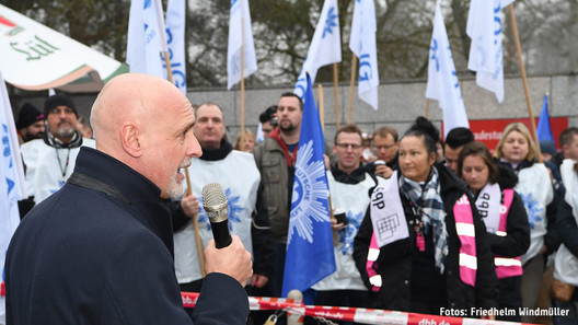 Volker Geyer dankt den Demonstrierenden in Potsdam