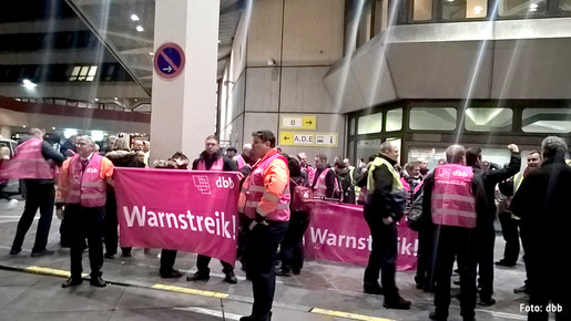 Flughäfen-Streiks in Tegel und Schönefeld Flughäfen-Streiks in Tegel und Schönefeld