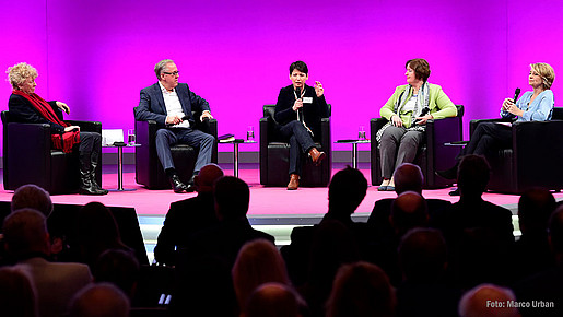 Forumsdiskussion auf der dbb Jahrestagung mit Prof. Dr. Gesine Schwan, Jasmin Arbabian-Vogel, Prof. Dr. Ute Klammer, und Thomas Eigenthaler