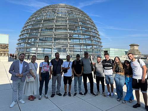 Das Foto zeigt die Gruppe aus Israel mit Mitgliedern der dbb jugend. Im Hintergrund ist die Kuppel des Bundestags zu sehen.