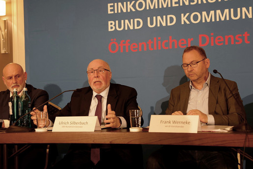 Startschuss für die Einkommensrunde Bund und Kommunen: Das Forderungsvolumen von 8 Prozent, mindestens 350 Euro mehr Einkommen, ist die Antwort auf den eklatanten Personalmangel. Startschuss für die Einkommensrunde Bund und Kommunen: Das Forderungsvolumen von 8 Prozent, mindestens 350 Euro mehr Einkommen, ist die Antwort auf den eklatanten Personalmangel.