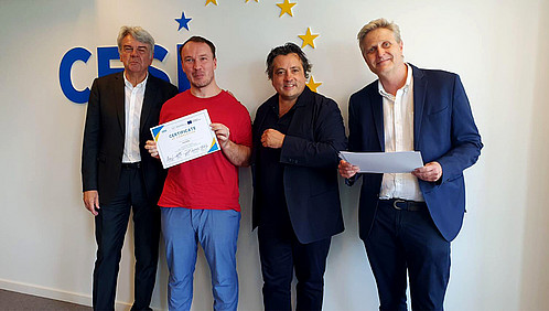 Foto zum Thema "#WEP": Zu sehen ist ein Gruppenfoto mit Beteiligten vom Austausch. Daniel Richter hält sein Zertifikat in die Kamera.