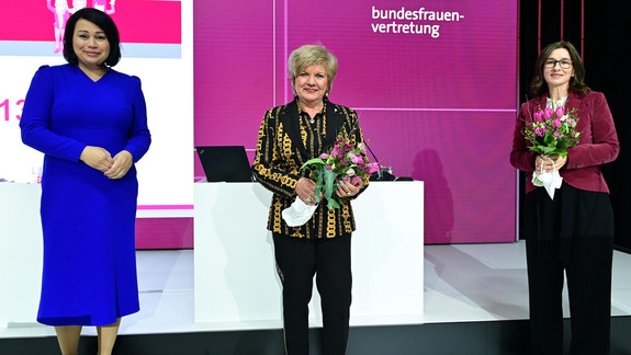 Ehrung Helene Wildfeuer und Astrid Hollmann durch Milanie Kreutz Ehrung Helene Wildfeuer und Astrid Hollmann durch Milanie Kreutz
