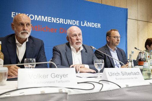dbb Chef Ulrich Silberbach (Mitte) erläuterte die Einkommensforderung gemeinsam mit dbb Tarifvorstand Volker Geyer (links) und dem Bundesvorsitzenden von Verdi Frank Werneke. dbb Chef Ulrich Silberbach (Mitte) erläuterte die Einkommensforderung gemeinsam mit dbb Tarifvorstand Volker Geyer (links) und dem Bundesvorsitzenden von Verdi Frank Werneke.