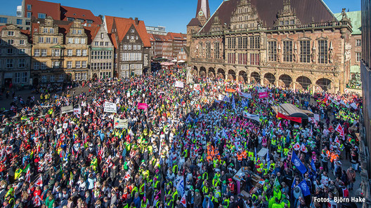 Mehr als 7.000 Beschäftigte demonstrierten in Bremen
