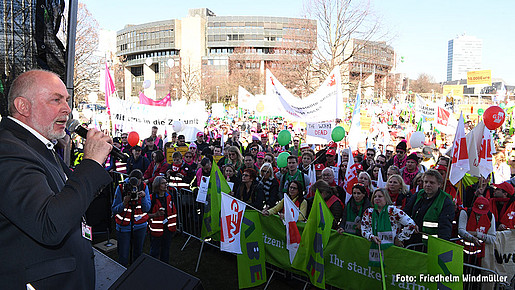 Ulrich Silberbach auf der Demo in Düsseldorf