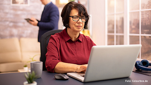 Frau sitzt am Laptop