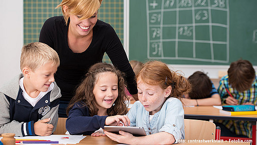 Kinder lernen mit Tablet