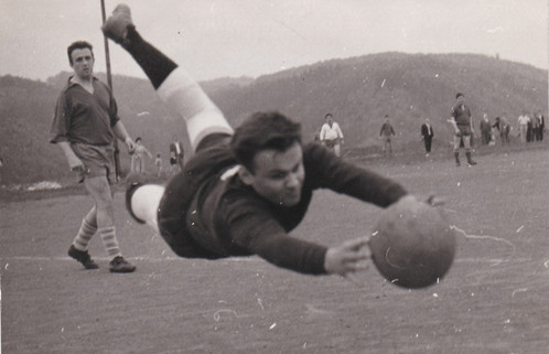AiR - Jürgen Schmidt als Torwart Foto zum Thema "Glioblastom": Zu sehen ist der junge Jürgen Schmidt, wie er im Fußballtor einen Ball fängt.