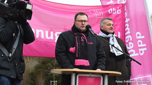 Jens Schnepel, Vorsitzender der GeNi - Gewerkschaft für das Gesundheitswesen, und Martin Kalt, Vorsitzender des Niedersächsischen Beamtenbunds, auf der Demo in Göttingen