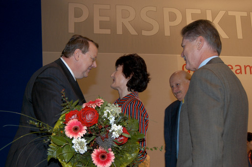 Heesen nimmt erste Glückwünsche entgegen Der neu gewählte dbb Chef Peter Heesen nimmt die ersten Glückwünsche aus dem Tagungspräsidium entgegen