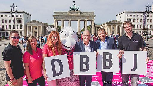 Scrabble der dbb jugend vor dem Brandenburger Tor