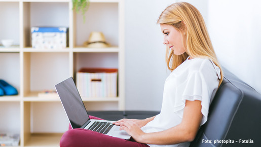 Digitales Arbeiten braucht angemessene Rahmenbedingungen Junge Frau im Homeoffice