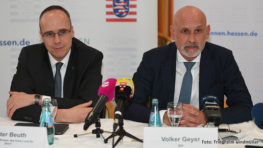 dbb Tarifchef Volker Geyer (r.) mit Hessens Innenminister Peter Beuth