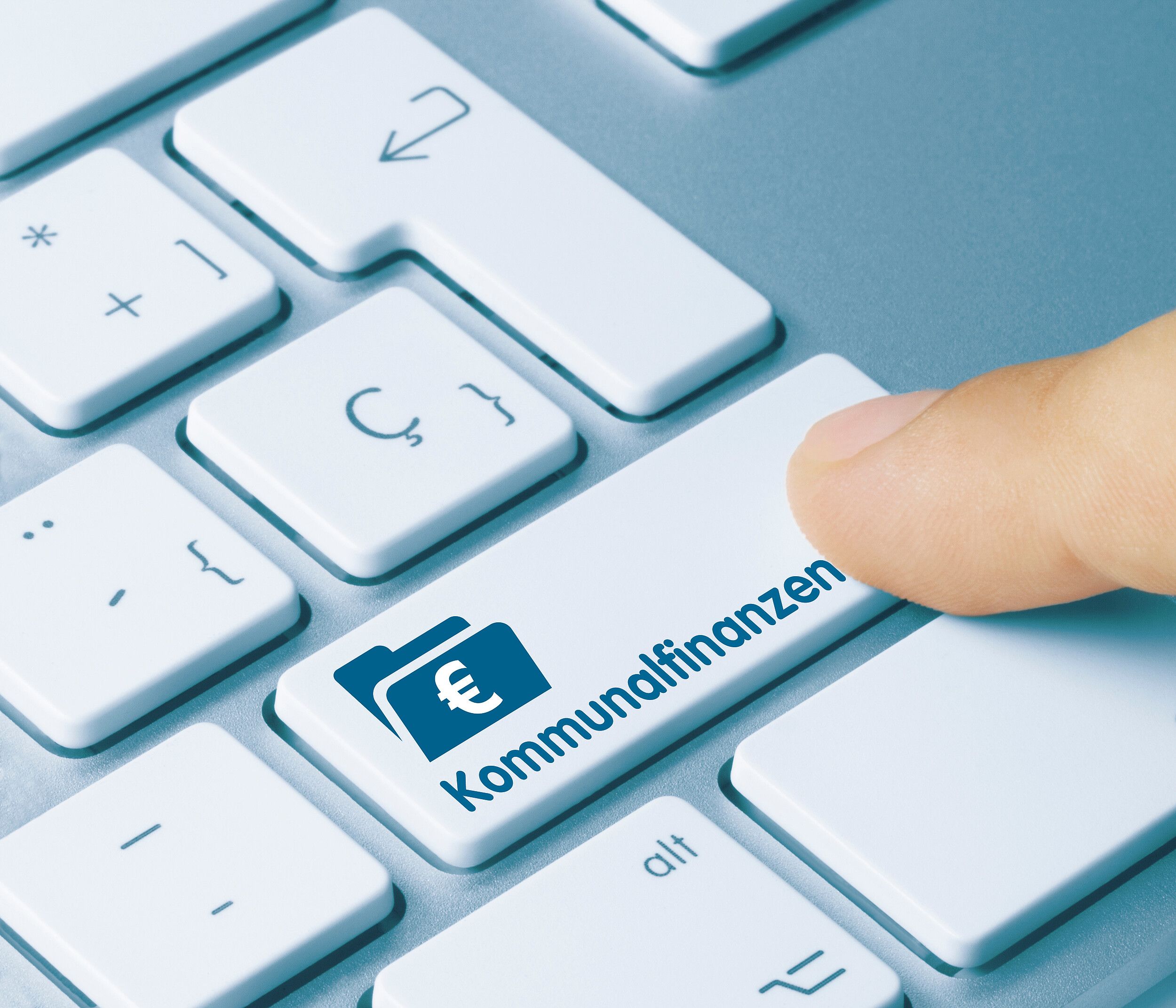 Die Handlungsfähigkeit des Staates entscheidet sich in den Kommunen Das Foto zeigt eine Computertastatur. Ein Finger tippt auf die Taste mit der Aufschrift "Kommunalfinanzen".