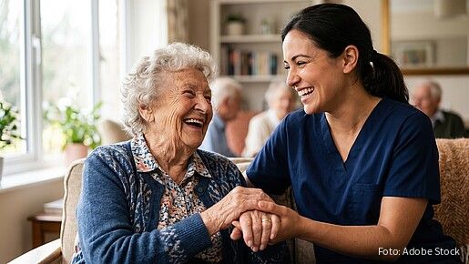 Das Foto zeigt eine Pflegerin, die sich um eine Seniorin kümmert.