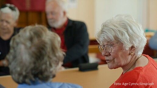 Ältere bereichern die Gesellschaft Senioren am Tisch im Gespräch