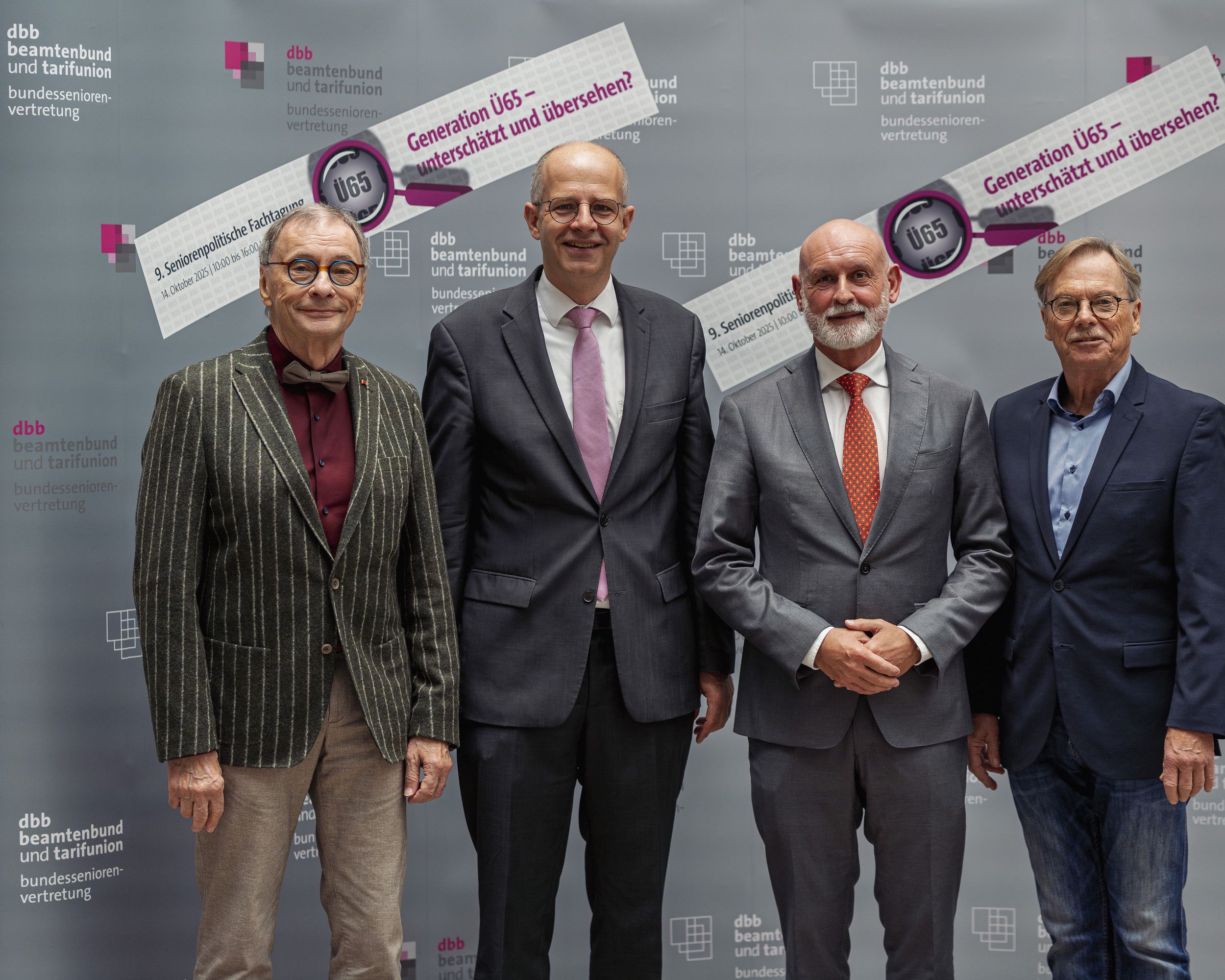 Lebensalter gleich behandeln! Das Foto zeigt: Horst Günther Klitzing, Vorsitzender der dbb bundesseniorenvertretung, Michael Brand, Parlamentarischer Staatssekretär im Bundesseniorenministerium, dbb-Chef Volker Geyer und Norbert Lütke, Zweiter Vorsitzender der dbb bundesseniorenvertretung.