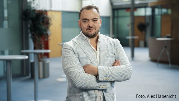 dbb Bürgerbefragung öffentlicher Dienst 2025 - Matthäus Fandrejewski Foto zum Thema "dbb Bürgerbefragung 2025": Zu sehen ist Matthäus Fandrejewski, Vorsitzender der dbb jugend. Er hat die Arme verschränkt.