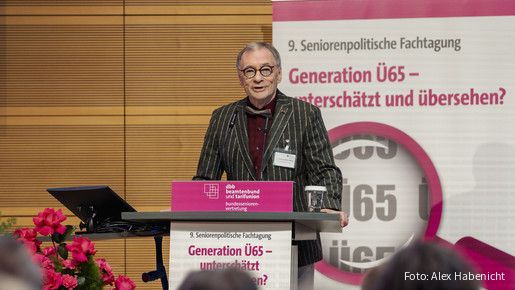 Alle Lebensalter müssen gleich behandelt werden Das Foto zeigt Horst Günther Klitzing, den Vorsitzenden der dbb bundesseniorenvertretung, am Rednerpult.