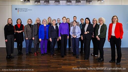 Gruppenfoto von Frauen vor einer blauen Wand im Bundesfamilienministerium