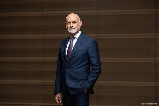 Das Foto zeigt Volker Geyer, Bundesvorsitzender des dbb