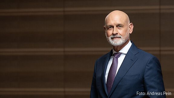 Das Foto zeigt Volker Geyer, Bundesvorsitzender des dbb