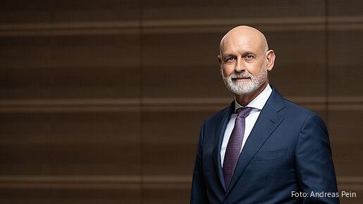 Das Foto zeigt Volker Geyer, Bundesvorsitzender des dbb