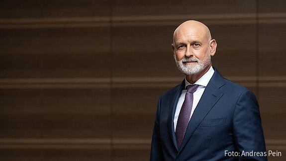 Das Foto zeigt Volker Geyer, Bundesvorsitzender des dbb