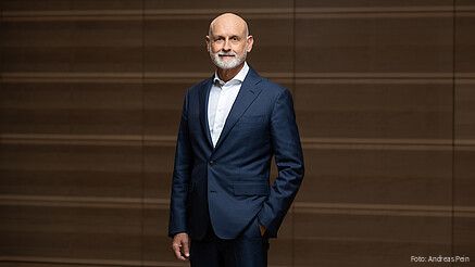 Auf dem Bild ist Volker Geyer, dbb Bundesvorsitzender zu sehen. 