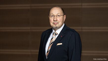 Das Foto zeigt Heini Schmitt, dbb-Vize und Fachvorstand Beamtenpolitik.