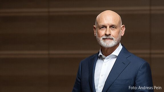 Das Foto zeigt Volker Geyer, den dbb-Bundesvorsitzenden