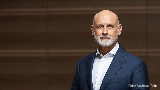 Das Foto zeigt Volker Geyer, den dbb-Bundesvorsitzenden