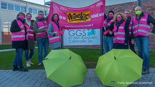 Es ist eine Gruppe von Menschen mit dbb und VBE Bannern zu sehen.