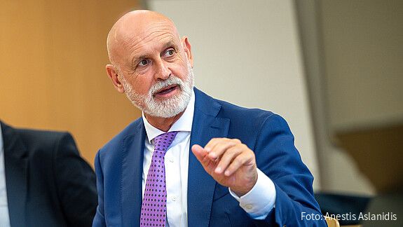 Volker Geyer - Bundesvorsitzender des dbb Das Foto zeigt Volker Geyer, den Bundesvorsitzenden des dbb