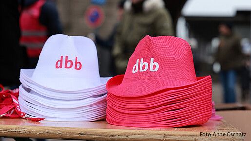 Weiße und pinke Hüte liegen auf einem Tisch