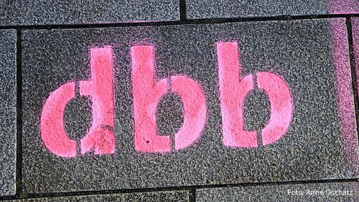 Das Foto zeigt den Schriftzug "dbb".