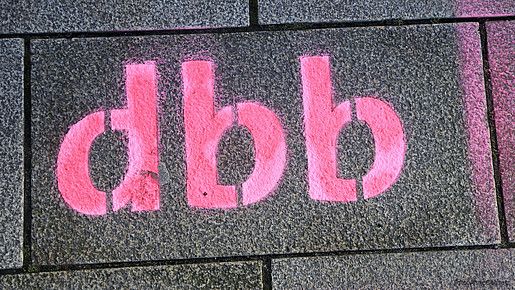 Das Foto zeigt den Schriftzug "dbb".