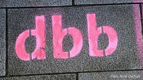 dbb-Schriftzug - dbb beamtenbund und tarifunion Das Foto zeigt den Schriftzug "dbb".