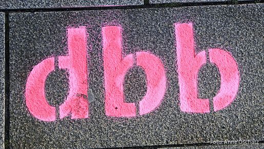 Das Foto zeigt den Schriftzug "dbb".