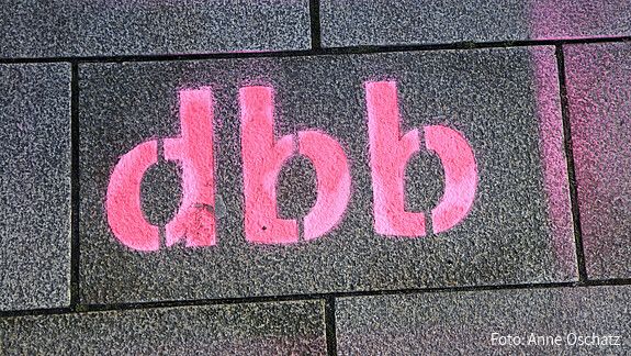 Das Foto zeigt den Schriftzug "dbb".