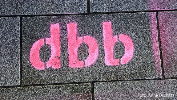 Das Foto zeigt den Schriftzug "dbb".