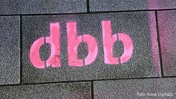 dbb-Schriftzug - dbb beamtenbund und tarifunion Das Foto zeigt den Schriftzug "dbb".