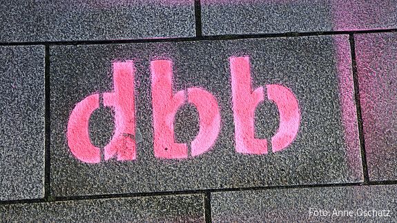 dbb-Schriftzug - dbb beamtenbund und tarifunion Das Foto zeigt den Schriftzug "dbb".
