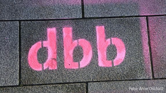 Das Foto zeigt den Schriftzug "dbb".