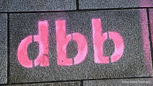 Das Foto zeigt den Schriftzug "dbb".