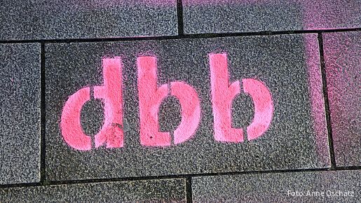 Das Foto zeigt den Schriftzug "dbb".